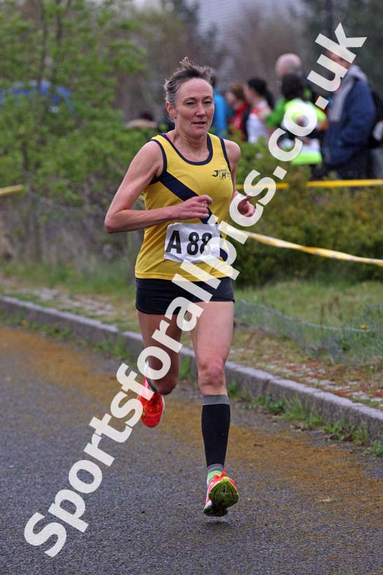 Senior womens relay, Elswick Good Friday Road Races. Photo: David T. Hewitson/Sports for All Pics